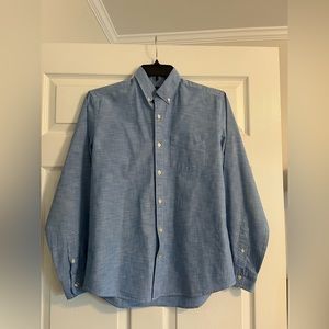 GAP Men’s Chambray Button down shirt. Size - small.